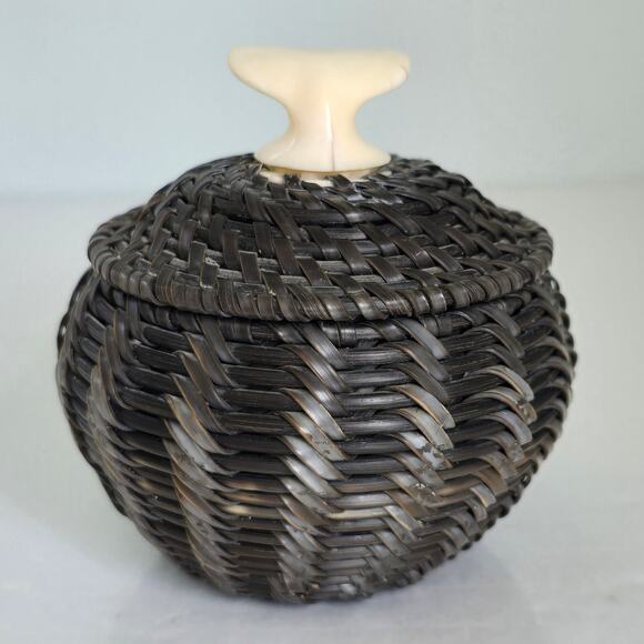 Alaskan Native Inupiat Woven Baleen Basket Whale Fluke Finial James Omnik Jr - Picture 1 of 14
